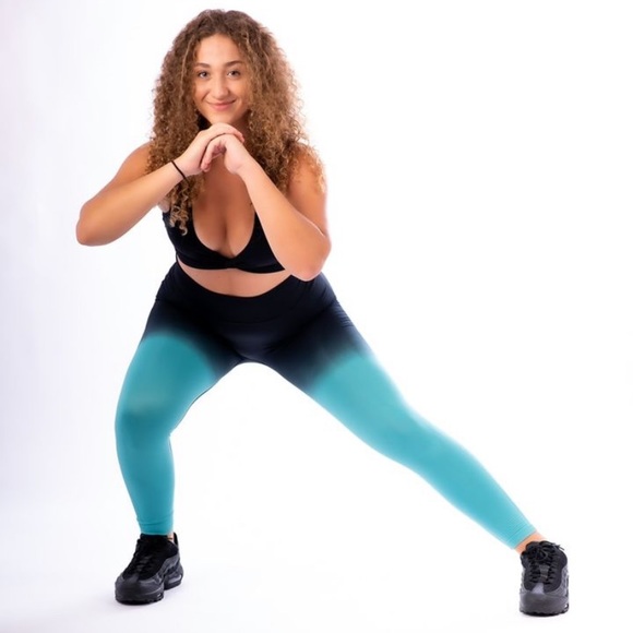 Allure By Ana
TURQUOISE OMBRÉ LEGGINGS size medium - Picture 3 of 7